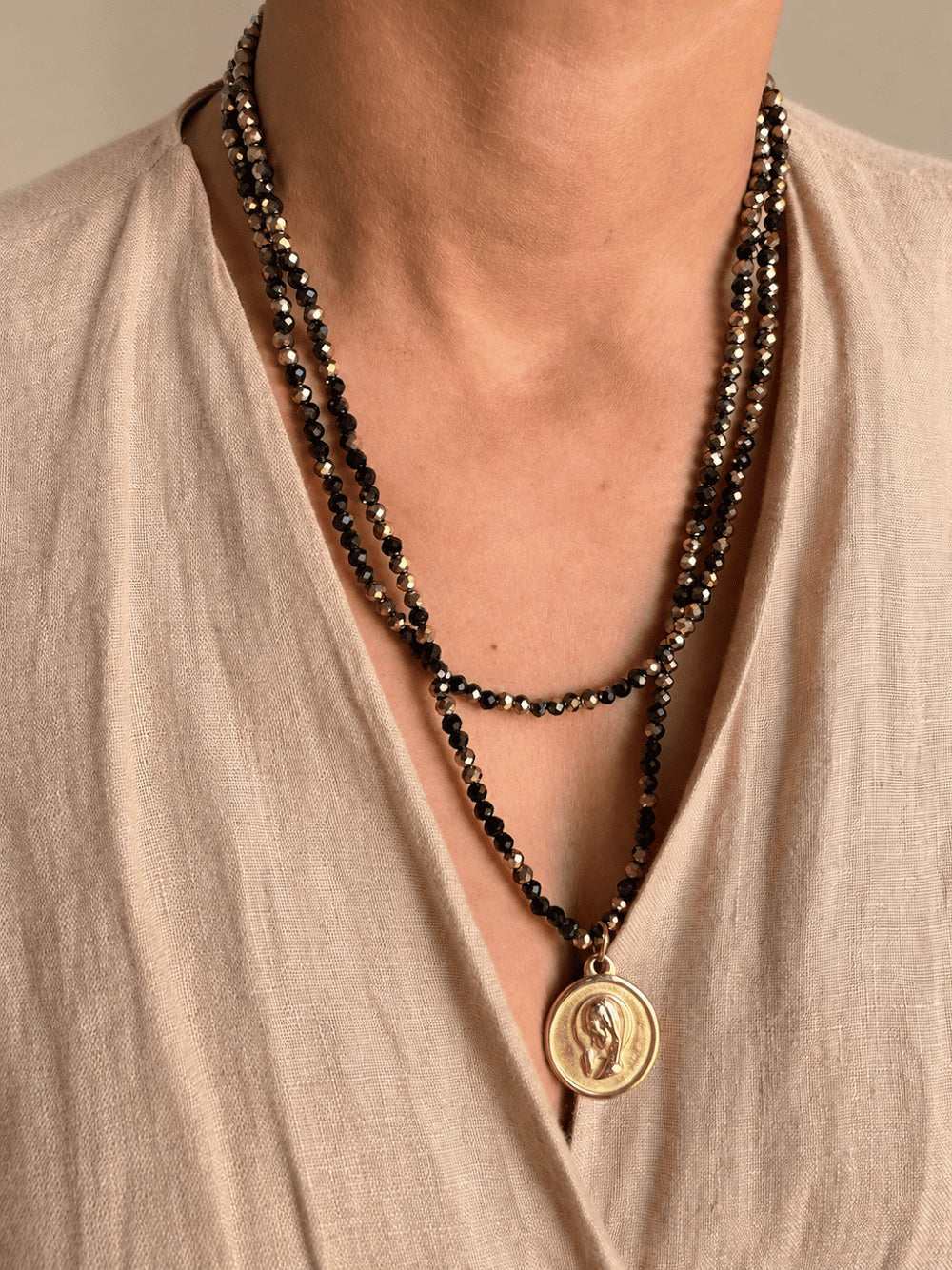 COLLAR BOLITAS MEDALLA VIRGEN NIÑA DORADA