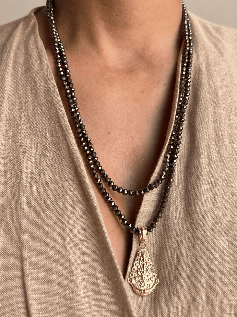 COLLAR BOLITAS MEDALLA VIRGEN DEL ROCÍO