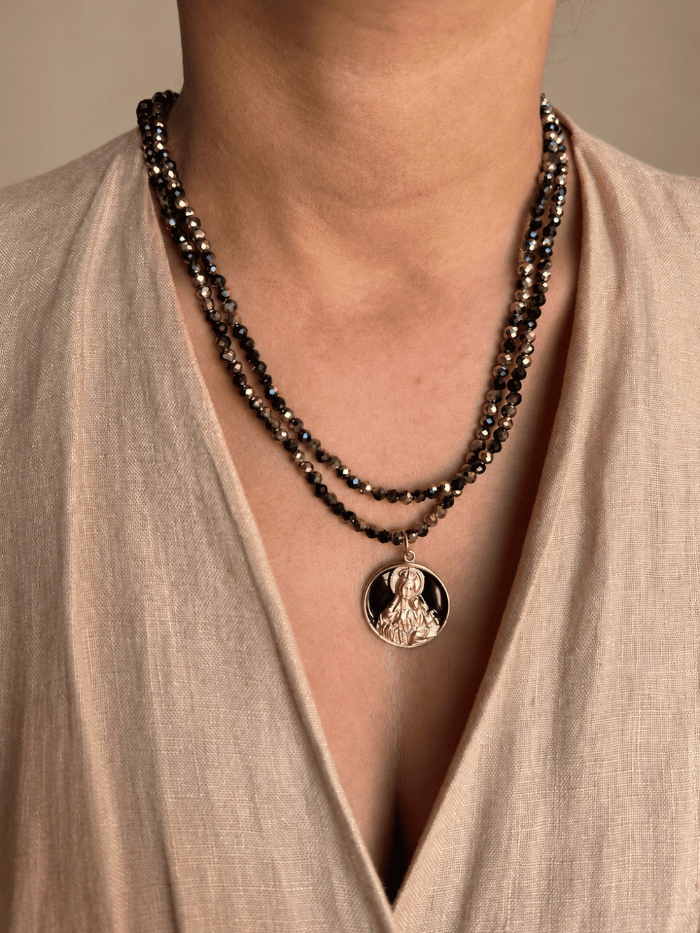 COLLAR BOLITAS MEDALLA VIRGEN DEL CARMEN
