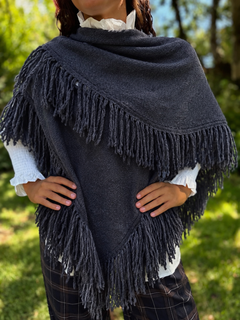 PONCHO FLECOS GRIS ANTRACITA