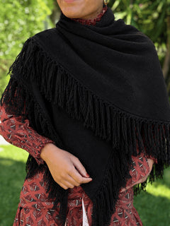 PONCHO FLECOS NEGRO