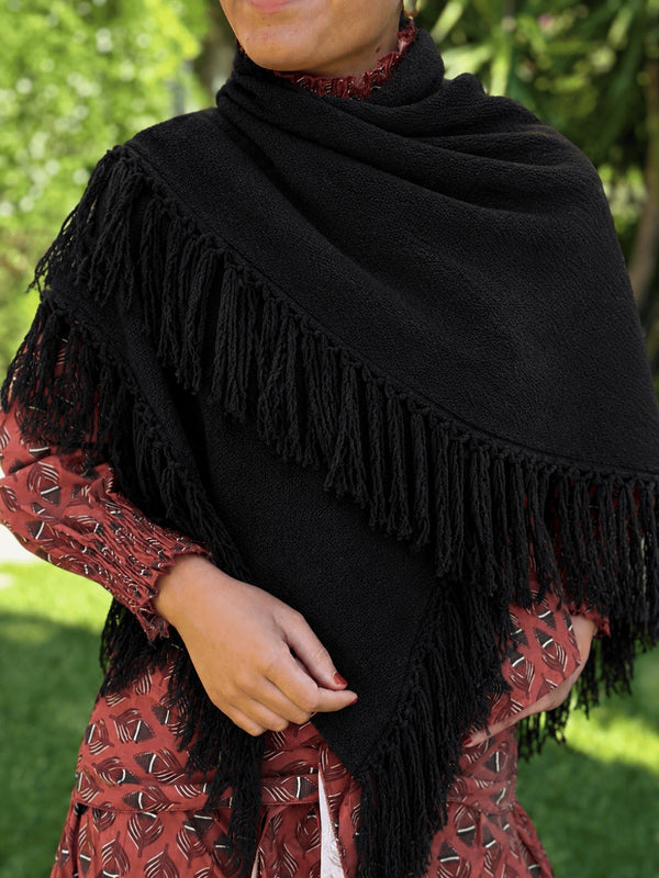 PONCHO FLECOS NEGRO
