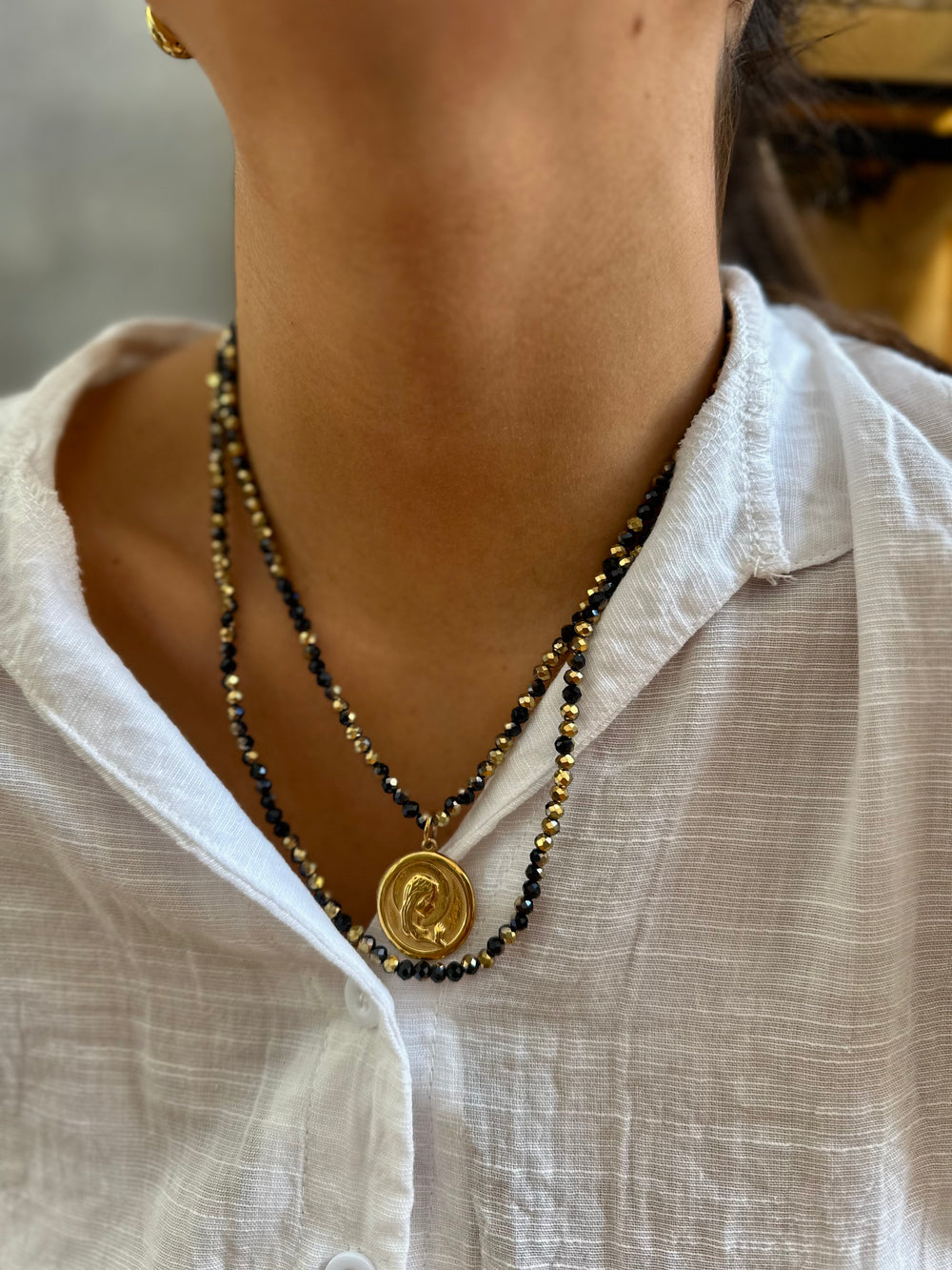COLLAR BOLITAS MEDALLA VIRGEN NIÑA DORADA