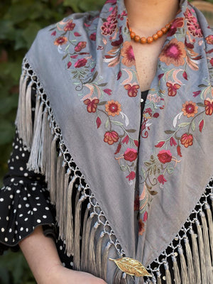 MANTÓN ISABELINO GRIS