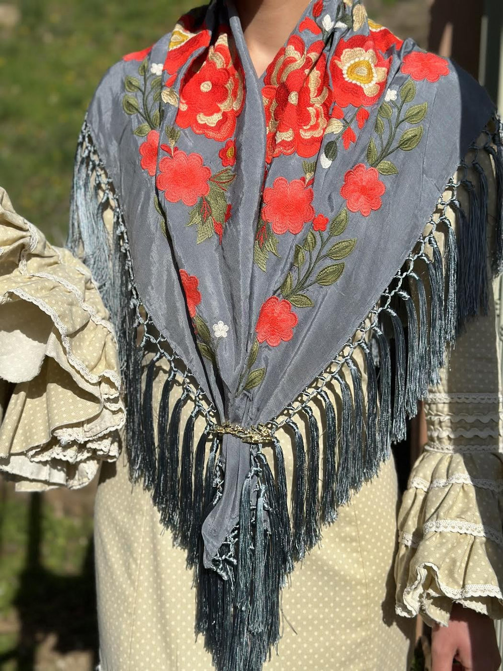MANTÓN FLORAL GRIS