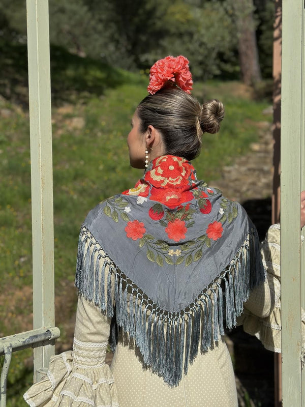 MANTÓN FLORAL GRIS