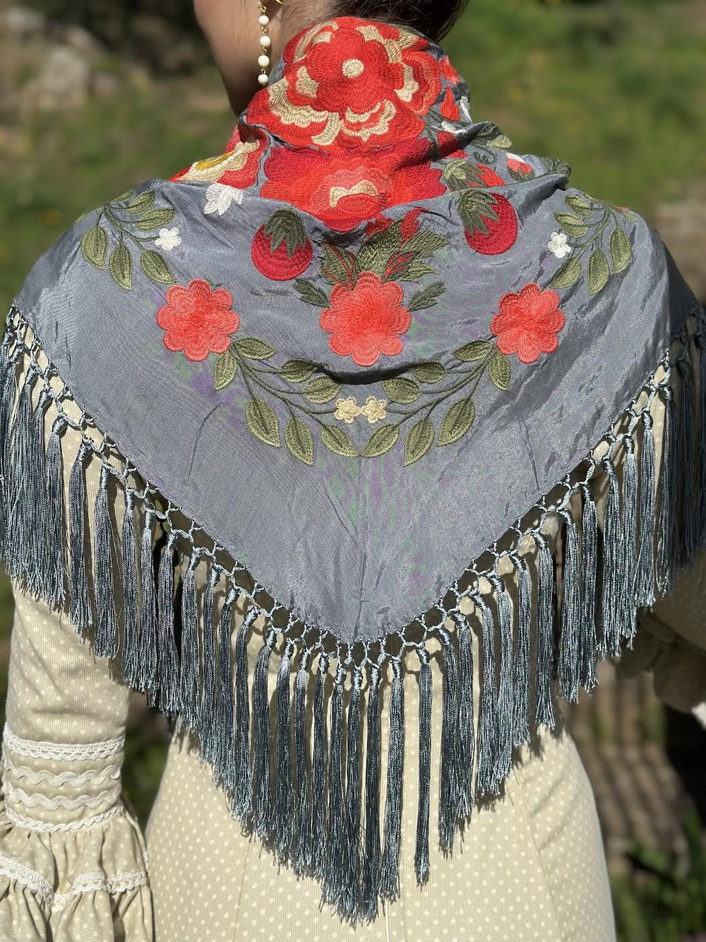 MANTÓN FLORAL GRIS