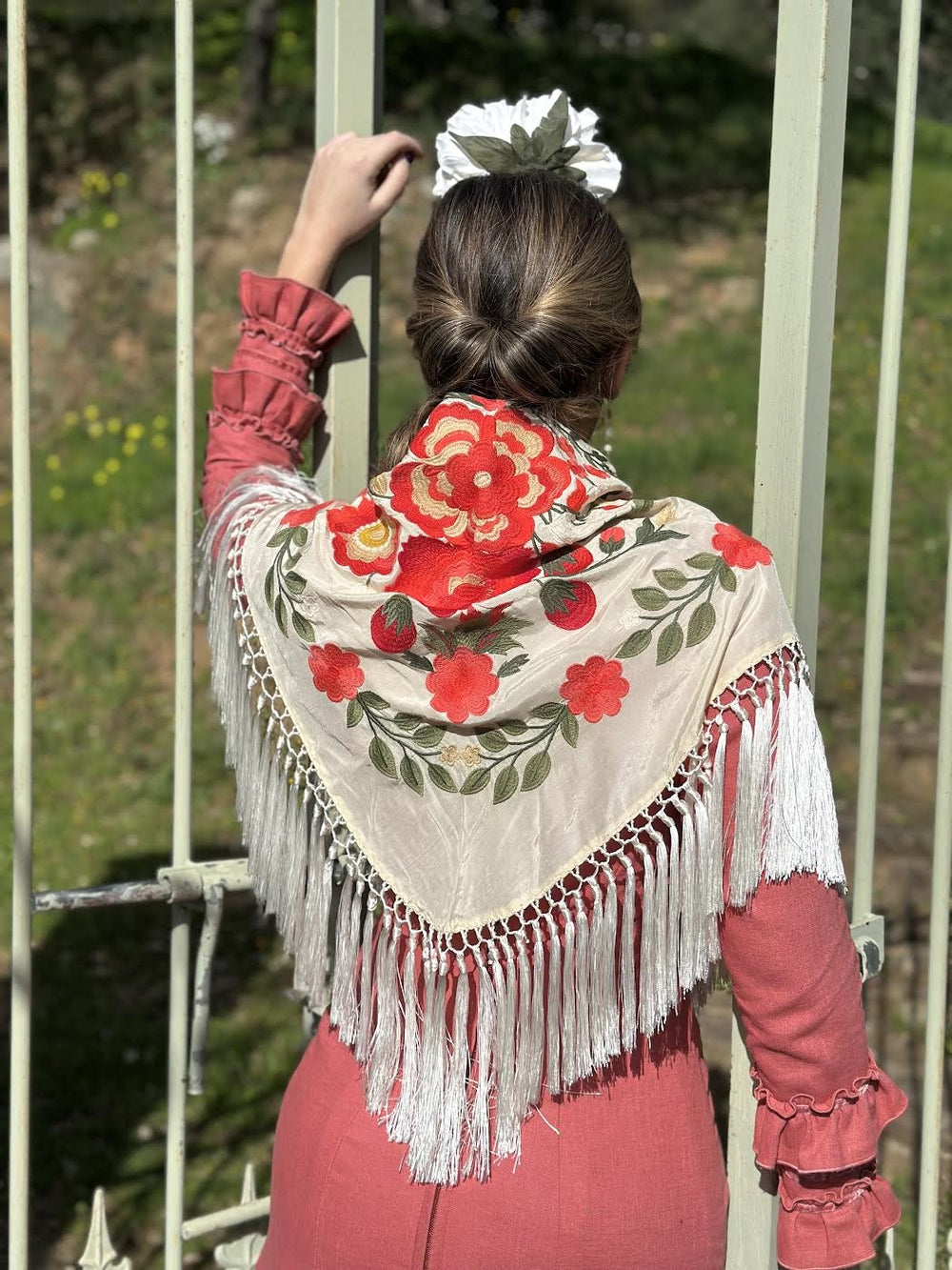 MANTÓN FLORAL COLOR HUESO