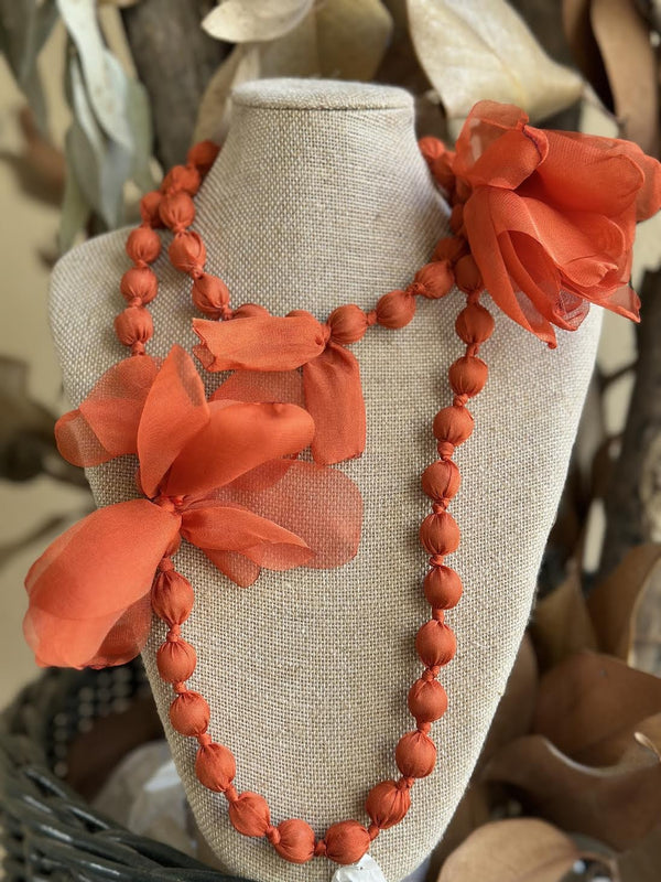 COLLAR FLORECITAS NARANJA