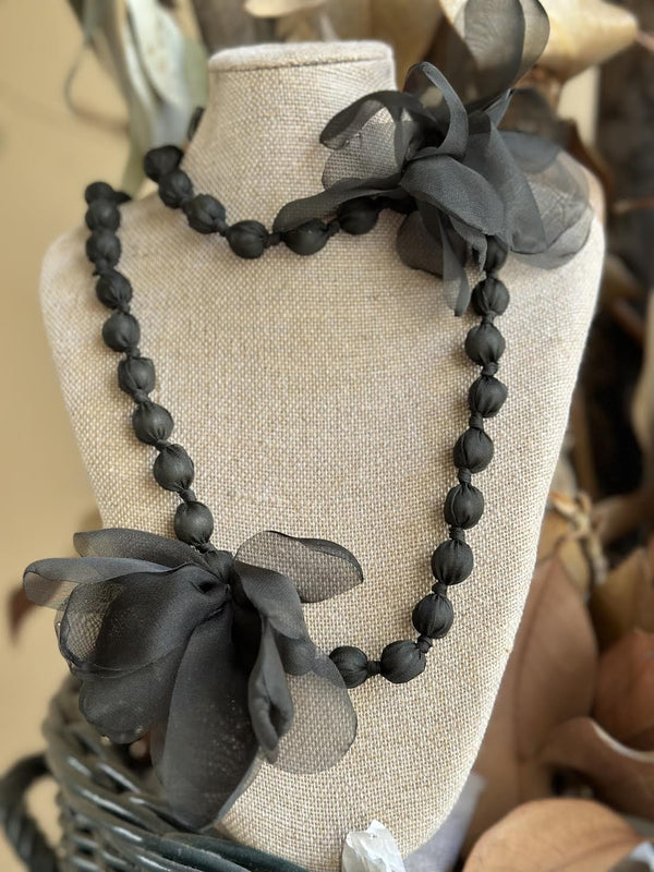 COLLAR BOLITAS CAQUI