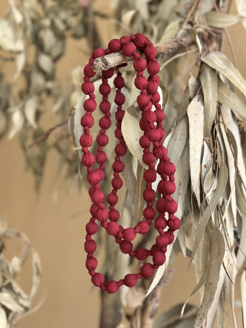 COLLAR BOLITAS VINO