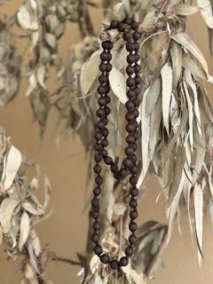 COLLAR BOLITAS MARRÓN CHOCOLATE
